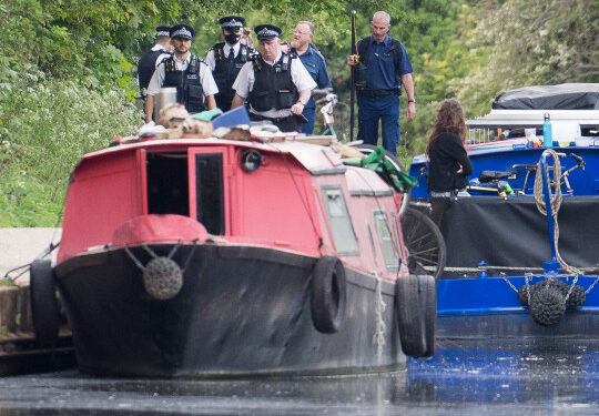 Foshnja e porsalindur gjendet e vdekur në kanal