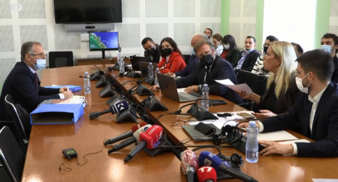 Deputetja e AAK-së i thotë zëvendësit të Kurtit: Për 3 muaj në qeveri keni zhdukur dokumente nëpër Ministri
