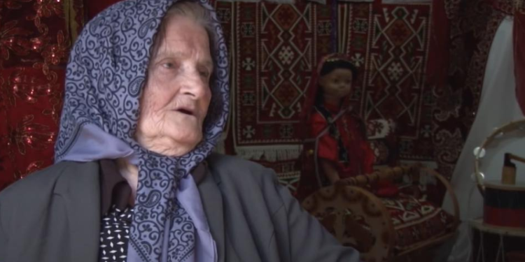 Kjo është 76 vjeçarja nga vushtrria e cila e mban tërë familjen duke punuar