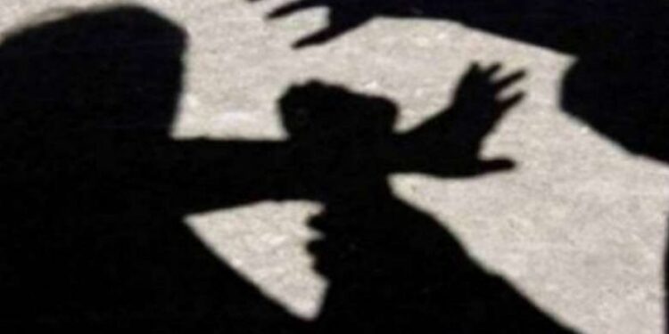 Djali dhe vajza rrahin babain e tyre në Mitrovicë