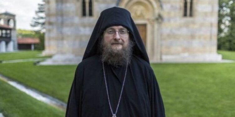 Kurti i shkruan letër Sava Janjić-it, për të vizituar Manastirin e Deçanit