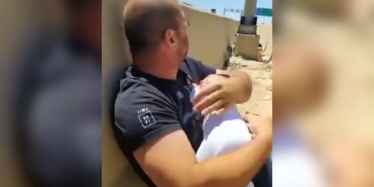 Publikohet pamja e një babai që po bartte një fëmijë të porsalindur në Izrael, raketat i fluturojnë “mbi kokë”