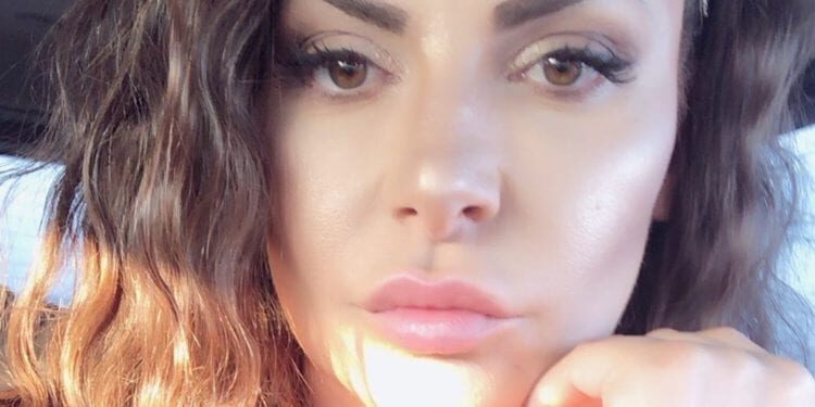 Kjo femër kaq seksi- motra e Gjyste Vulaj