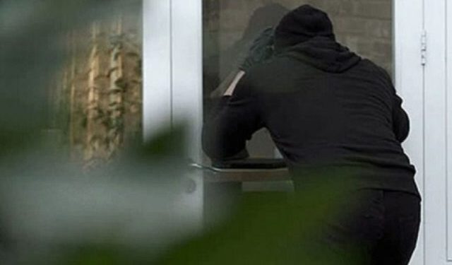 Hajnat i marrin një shumë parash dhe i rrahin pronarët e shtëpisë në Prishtinë