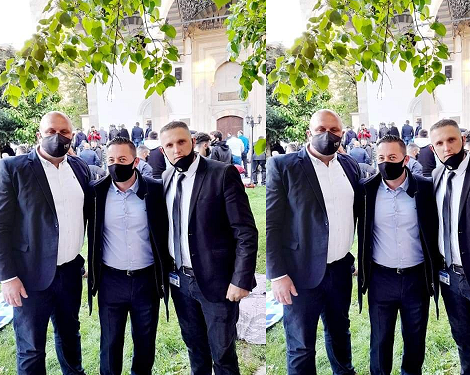 Ministri i Mbrojtjes, Armend Mehaj fal namazin e Bajramit në Xhaminë e Madhe në Prishtinë