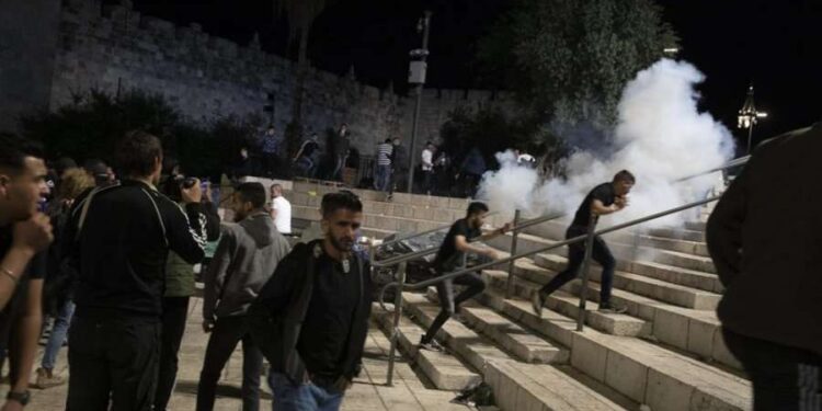 Shkon mbi 160 numri i palestinezëve të lënduar nga përplasjet me policët në xhaminë Al-Aqsa