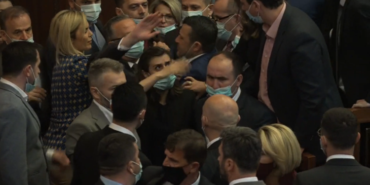 “Mos u turrni me yrysh”, deputeti i LVV-së i përfshirë në përplasje i reagon PDK-së me një foto të Thaçit