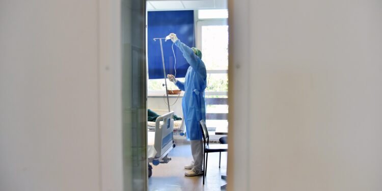 421 pacientë po trajtohen në klinikat dhe spitalet COVID të Kosovës