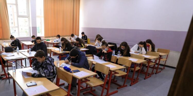 U mbajt testi i arritshmërisë, disa nxënës u përjashtuan për shkak të përdorimit të telefonit