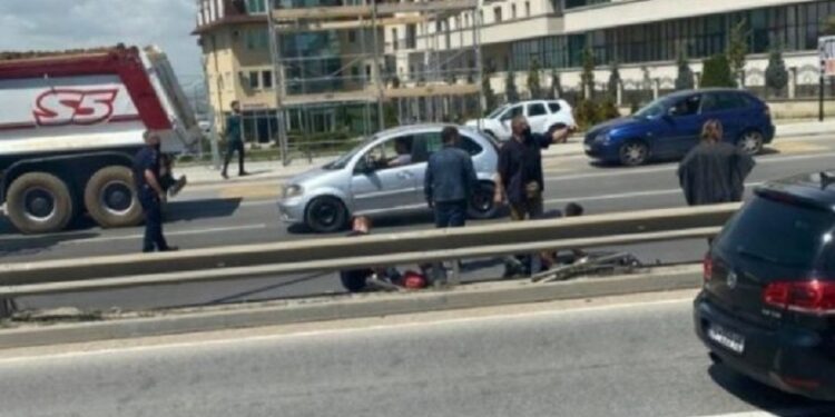 Aksidenti në Veternik/ Djali lirohet nga spitali, nëna vazhdon të jetë në gjendje të rëndë