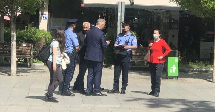 Policia e dënon Xhavit Halitin në derë të Kuvendit (foto)