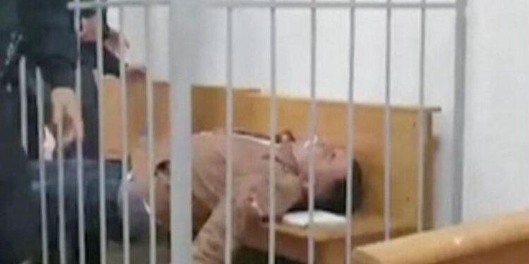 Aktivisti pren fytin e tij gjatë seancës gjyqësore në Bjellorusi