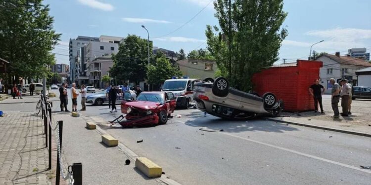 Aksident i rëndë mes dy veturave në Prishtinë, lëndohen 5 persona