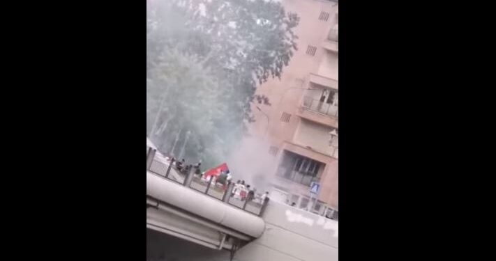 Mëse 30 maturantë serbë me flamuj të Serbisë hedhin fishekzjarre tek Ura e Ibrit, në drejtim të policisë