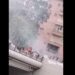 Mëse 30 maturantë serbë me flamuj të Serbisë hedhin fishekzjarre tek Ura e Ibrit, në drejtim të policisë