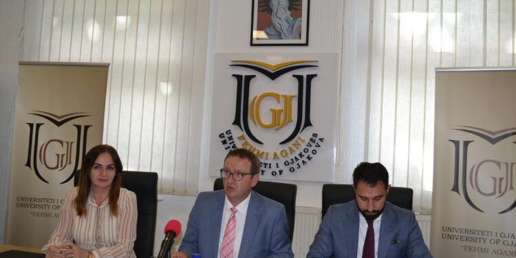 Në Universitetin “Fehmi Agani” u mbajt tryeza “Edukimi, gurë-themel i avancimit shoqëror”