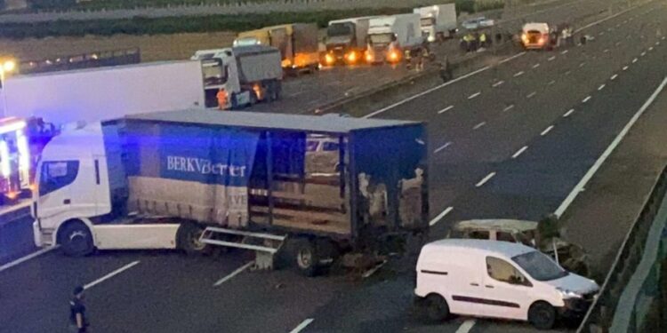 Si skenë filmash, grabitësit sulmojnë furgonin e blinduar në mes të autostradës (foto)