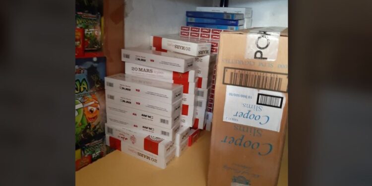 Dogana konfiskon sasi të konsiderueshme të cigareve të kontrabanduara në lagjen e Boshnjakëve në Mitrovicë