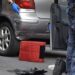 Bombë poshtë makinës së politikanit