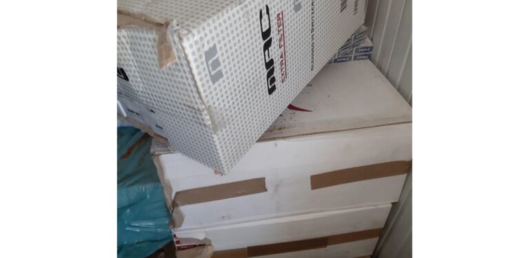 Dogana konfiskon 2 mijë e 100 kg cigare të kontrabanduar në një depo në Mitrovicë