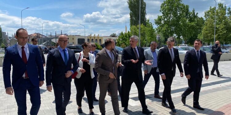 Kosnett pas vizitës në veri: Kosovarët mund të arrijnë paqe vetëm duke punuar së bashku