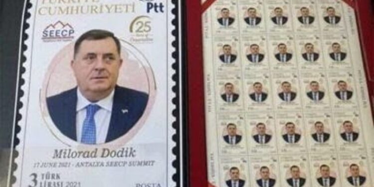 Reagime të ashpra pasi u vendos portreti i mohuesit të Masakrës së Srebrenicës në pullën postare të Turqisë