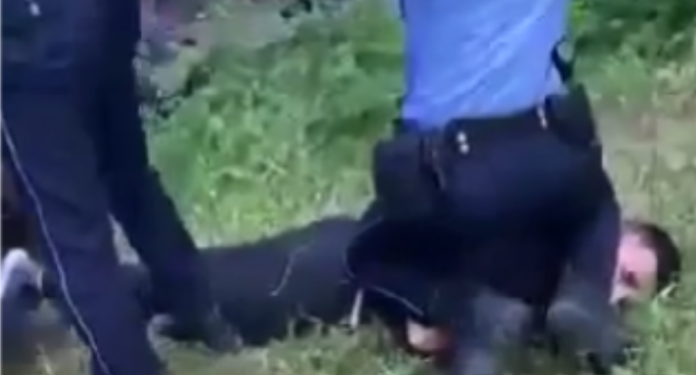 Gjakovarit policët ia thyen këmbën gjatë arrestimit (video)