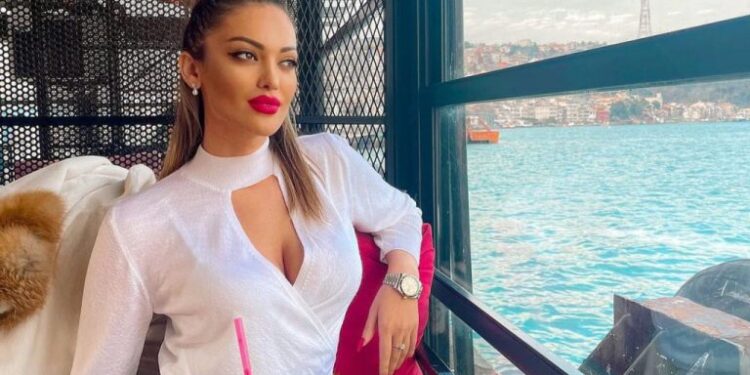 Arbnora ‘çmend’ turqit, reklamon asetet në bikine