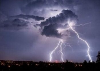 Priten stuhi e shkarkime rrufesh, në mungesë të radarit nuk dihet cilat vende të Kosovës mund të goditen