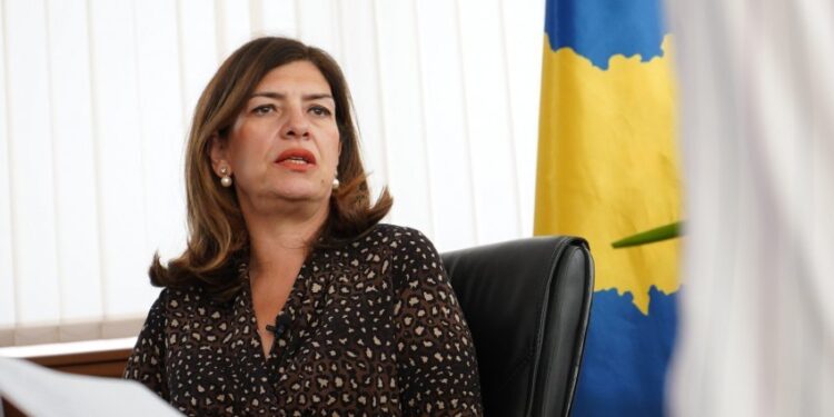 Daka paralajmëron se do ta dërgojë në Kushtetuese vendimin e Osmanit për shkarkimin e saj