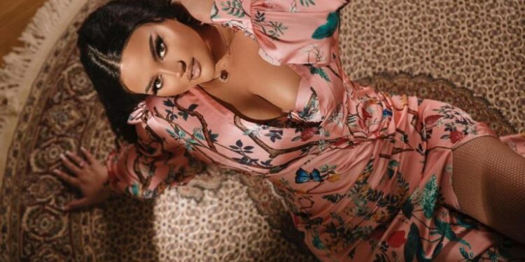 Enca nuk kursehet, tregon gjoksin për fansat