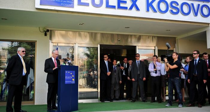 Simmons deklaron se EULEX-i ka bërë presion Drejtësisë për të dhënë vendime politike kundër UÇK-së