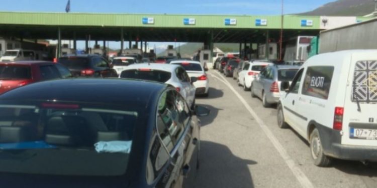 Kolona të gjata në Morinë, kosovarët ia msyejnë bregdetit
