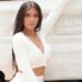Kim Kardashian e ‘kapin’ për gjoksi