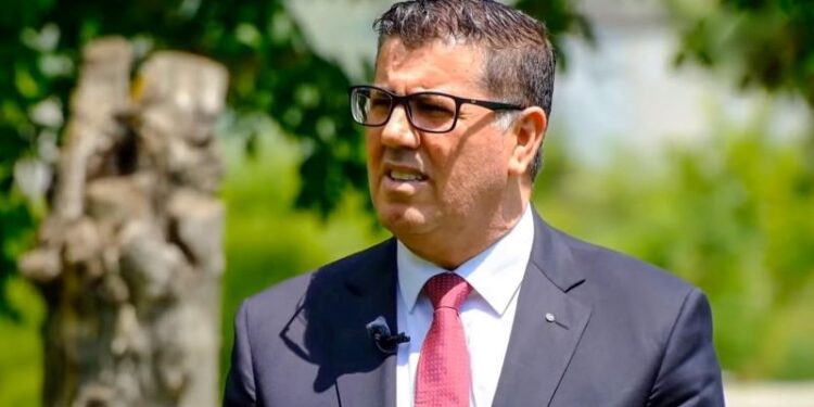 Haziri ‘godet’ Kurtin: Shtëpia e Bardhë mbetet e Bardhë, as e kuqe as e verdhë