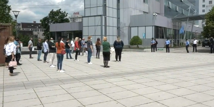 Punëtorët e Lotarisë protestojnë para Qeverisë, kërkojnë miratimin e ligjit dhe kthimin në vendet e punës