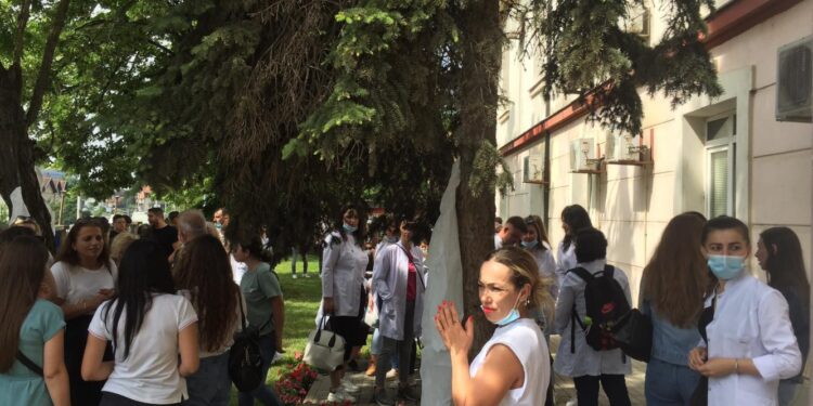 Infermierët protestojnë para Ministrisë së Shëndetësisë, kërkojnë vazhdimin e kontratave të punës