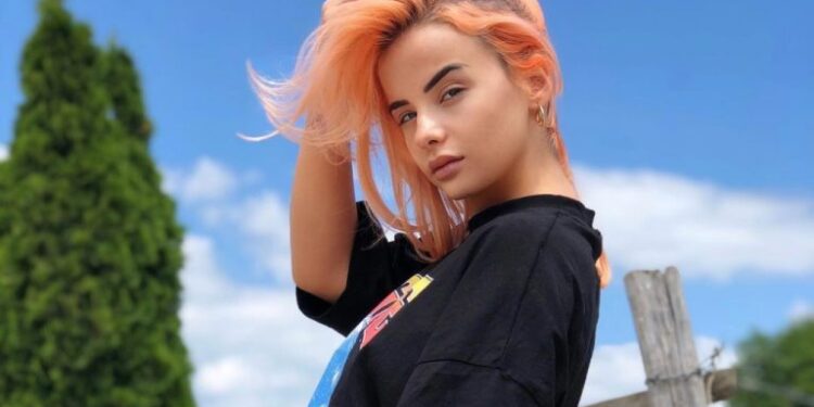 Rina Balaj reklamon gjoksin në bikine