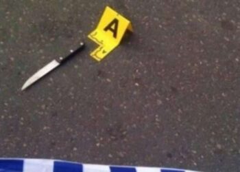 Shqiptaret në Greqi përleshen me thika për një djalë