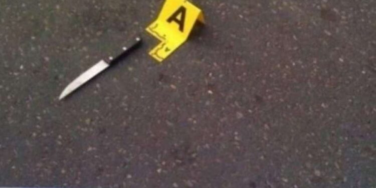 Shqiptaret në Greqi përleshen me thika për një djalë