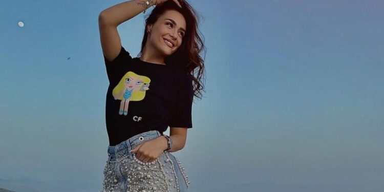 Xhensila merr vëmendje rrugëve me gjoksin në fushë