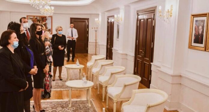 Osmani i pret në takim familjen e ish-presidentit Rugova