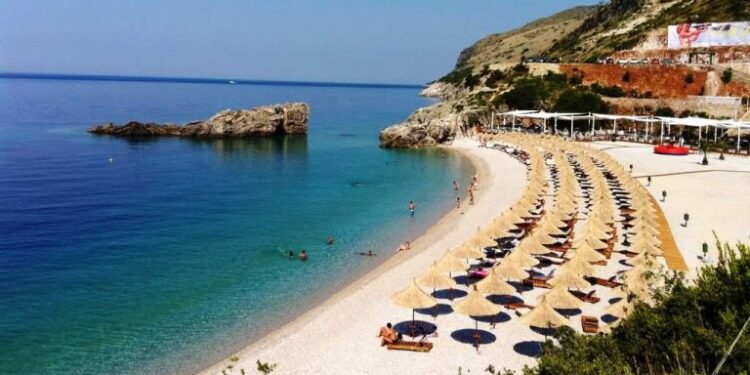 Pronari i hotelit në Shqipëri fyen rëndë shqiptarët e Kosovës: Serbi ju boni pak