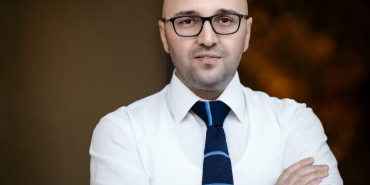 Skandaloze:Drejtori i Urbanizmit në Pejë, bleu banesë nga kompania të cilës ia lejoi mbindërtimin