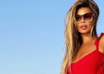 Luana duket e zjarrtë në bikini të kuqe