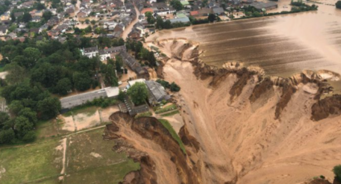 Përmbytjet në Gjermani, rrëshqitje e madhe e tokës në një zonë