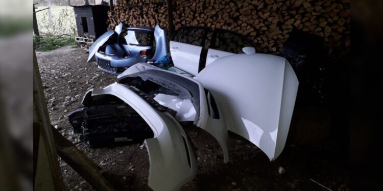 Kosovari e gjen të copëtuar veturën që i ishte vjedhur para 2 javësh