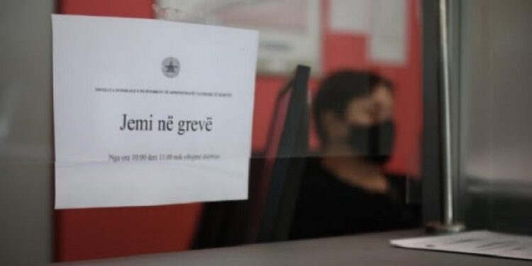 Ministria nuk ua përfilli kërkesat/ Punëtorët e ATK-së vazhdojnë grevën me orar të zgjatur