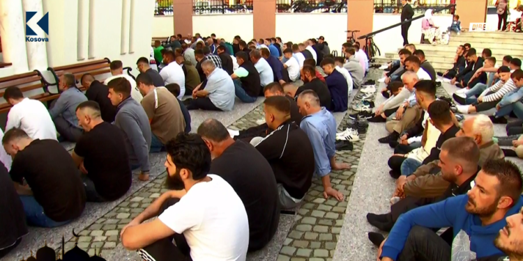 Falet Namazi i Kurban Bajramit, thirrja nga Peja….
