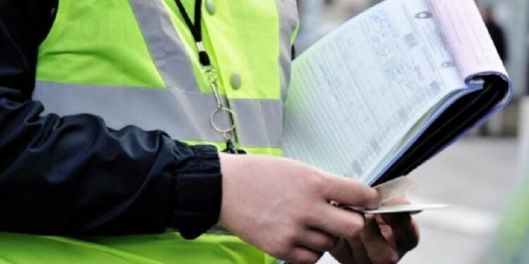 Policia në Ferizaj gjobit 21-vjeçarin që tejkaloi në vijë të plotë